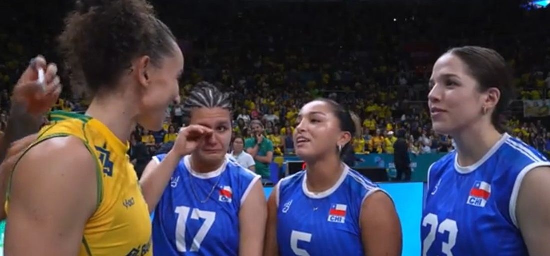 Jogadora chilena chora ao abraçar Gabi Guimarães após vitória do Brasil no Pré-Olímpico Sul-Americano