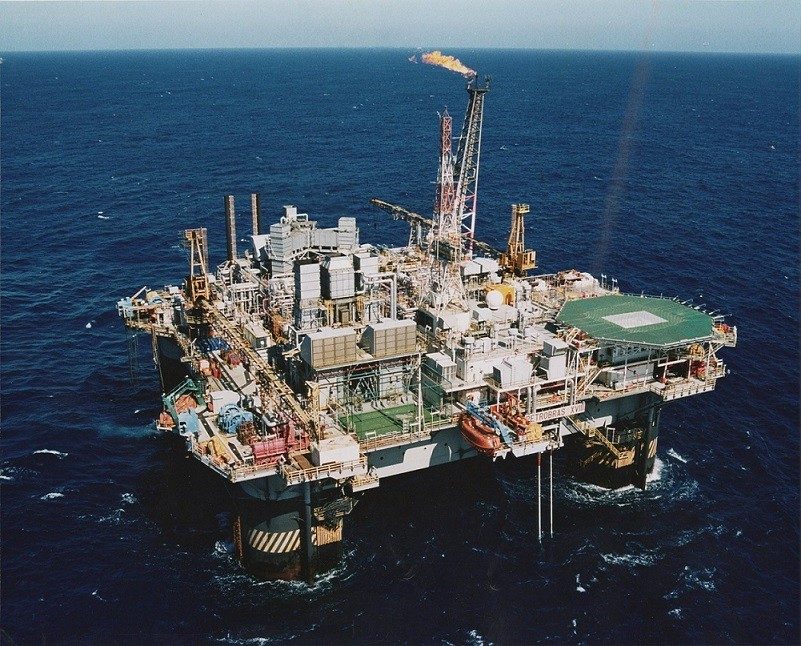 Petróleo acima de US$ 110 eleva debate sobre manutenção de subsídios e preço do diesel da Petrobras