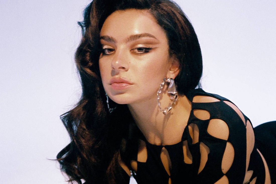 Lollapalooza 2027 revela lineup com Charli XCX, Travis Scott, Sombr, David Guetta e Dominic Fike