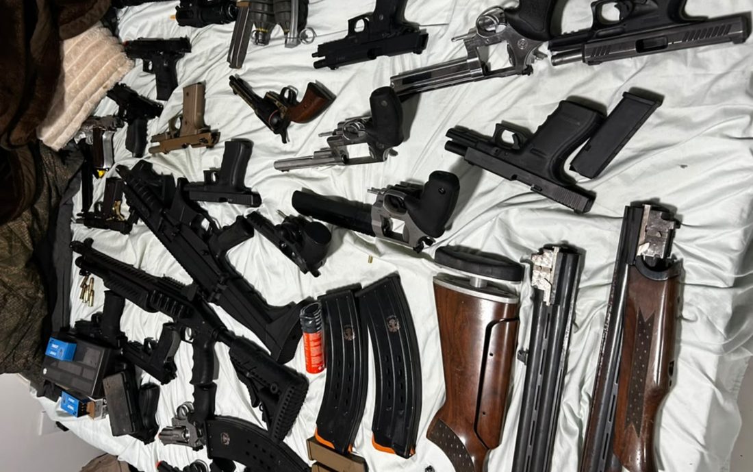 PF apreende 44 armas, R$ 535 mil em espécie e cheques de R$ 1 milhão em operação contra fraudes de CAC na Bahia