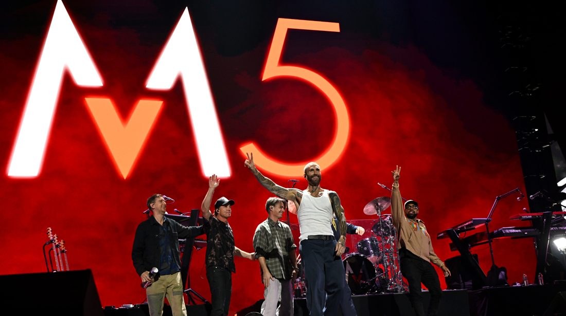 Maroon 5 posa nos bastidores com Lagum antes de show no Rock in Rio