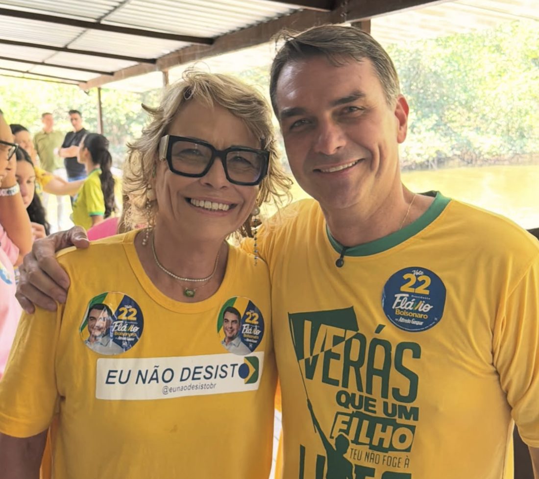 Rogéria Nantes Bolsonaro lamenta distância do filho Flávio, que deixou o Brasil rumo aos Estados Unidos