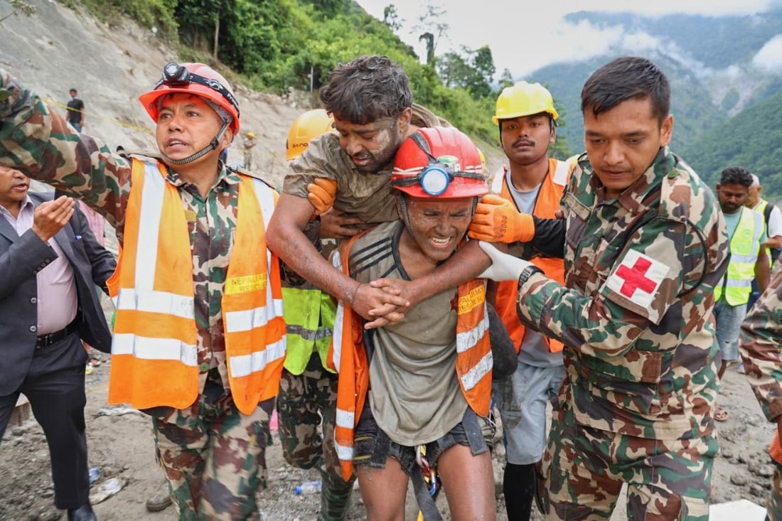 Avalanche no Himalaia deixa mais de 1.300 mortos e 5.600 desaparecidos