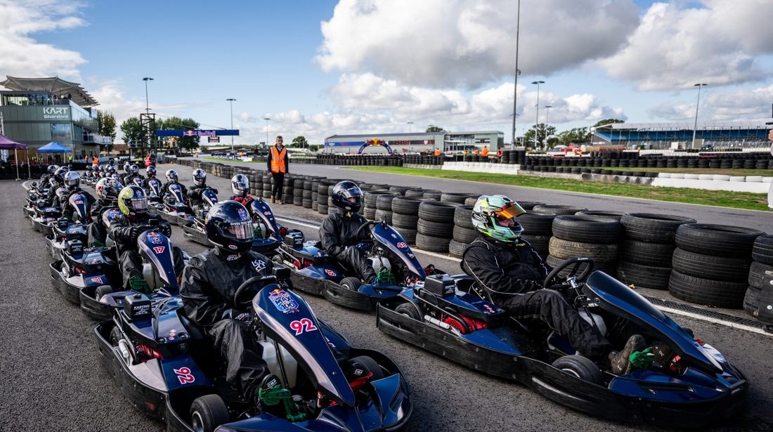 Max Verstappen parte da última posição e elimina 100 rivais em corrida de kart em Silverstone