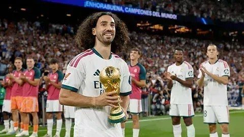 Cucurella recebe ovación no Bernabéu antes de partida contra a Real Sociedad e chama Mikel Oyarzabal