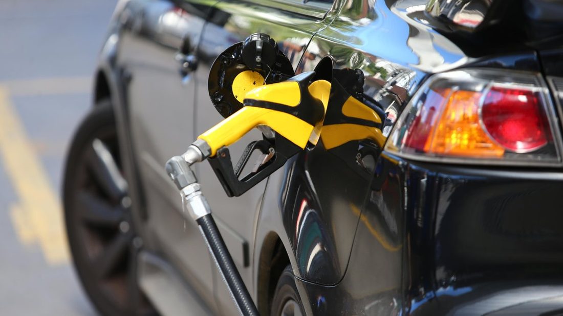 Gasolina e diesel sobem bem acima da inflação; futuro incerto após eleição