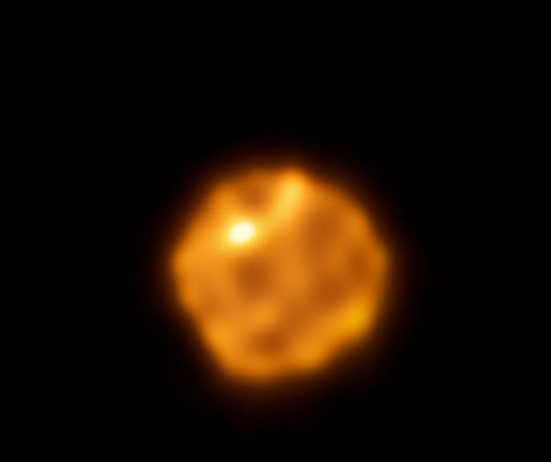 Betelgeuse exibe manchas quentes que persistem por anos, intrigando astrônomos