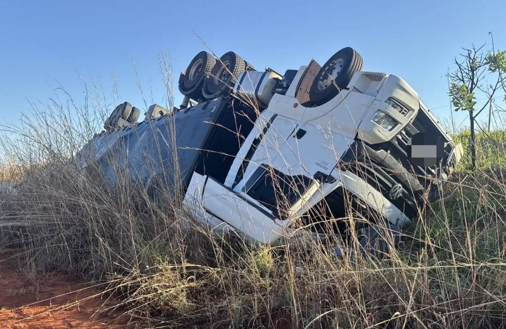 Caminhão Sobe na BR-364 e Sai da Pista Entre Jataí e Mineiros
