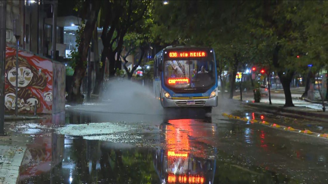 Rio de Janeiro registra temporais intensos na madrugada de sexta e tem previsão de chuvas e ventos fortes no fim de semana