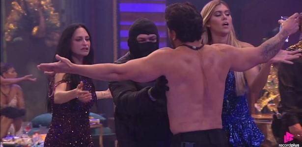 Ninjas invadem festa de A Fazenda 18 e separam briga entre Alfredo e Thaíde; Record corta som do RecordPlus