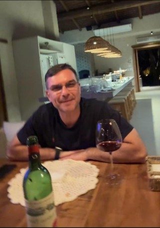 Flávio Bolsonaro foi usuário master de conta offshore da Alcazar Holdings, sócia do jato Legacy 650 usado por Daniel Vorcaro