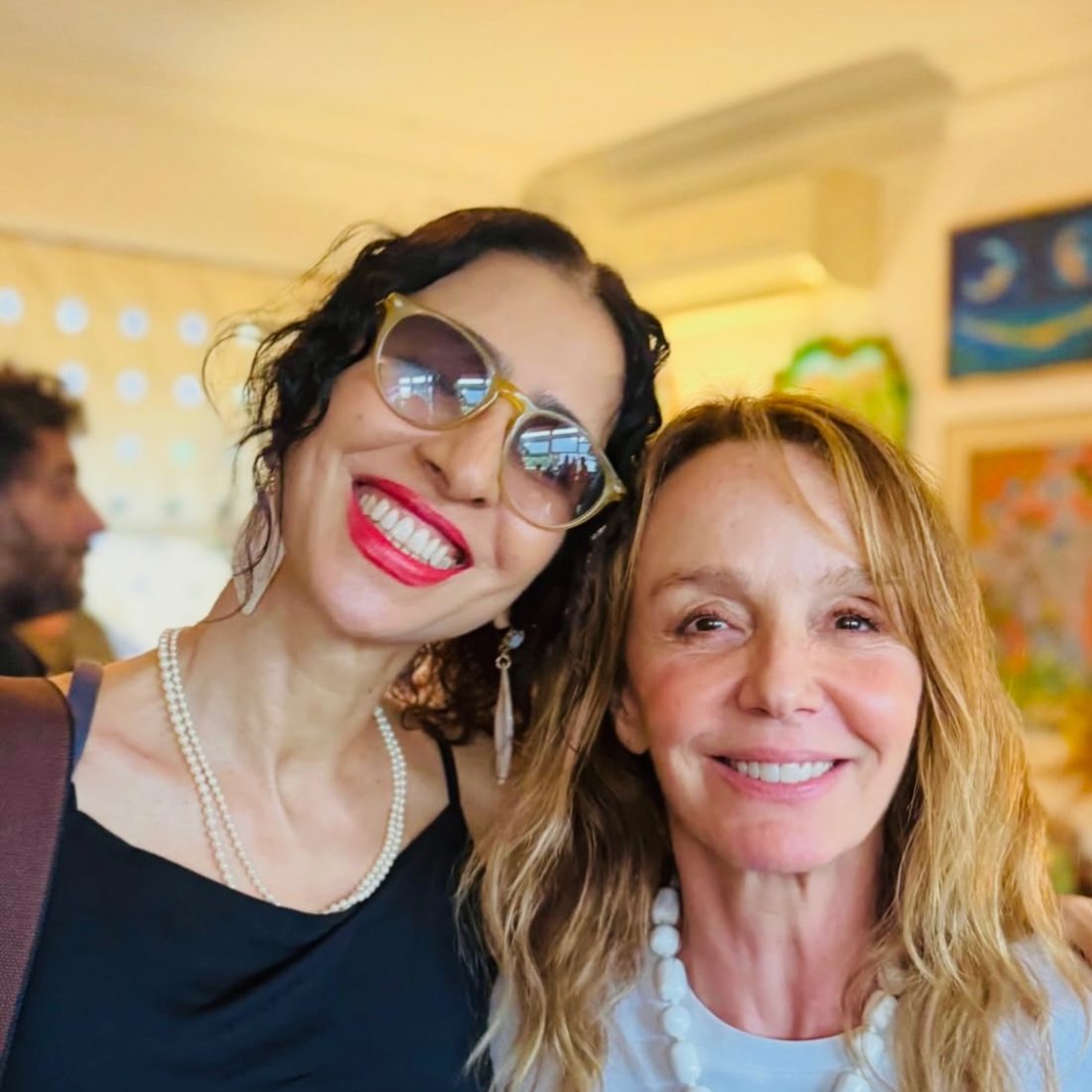 Philippine Leroy-Beaulieu, de "Emily em Paris", se rende a Marisa Monte e faz declaração de fã