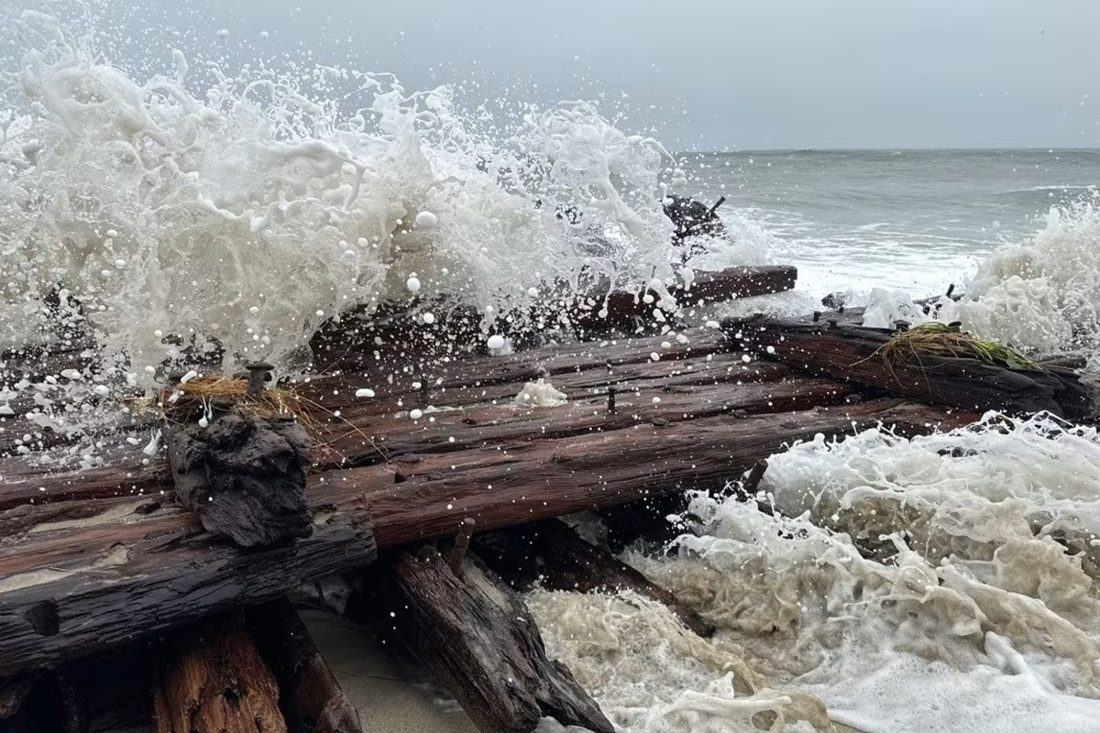 Tempestade na costa leste dos EUA revela restos de navio de 1884 na praia de Nantucket