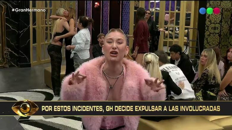 Participante brasileira do BBB Argentina se recusa a deixar a casa e é retirada por segurança após expulsão