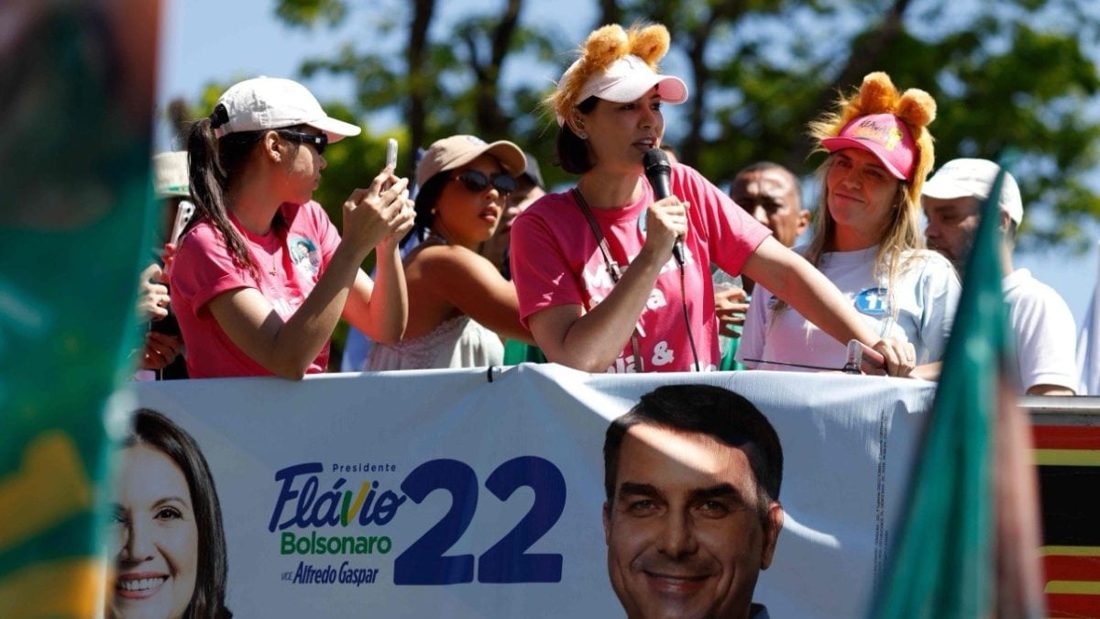 Michelle Bolsonaro participa de carreata em Ceilândia ao lado de Celina Leão