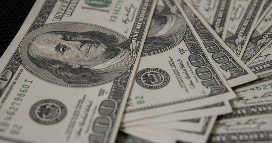 Dólar abre em queda após disparar 8% na sessão anterior, maior alta em 23 anos