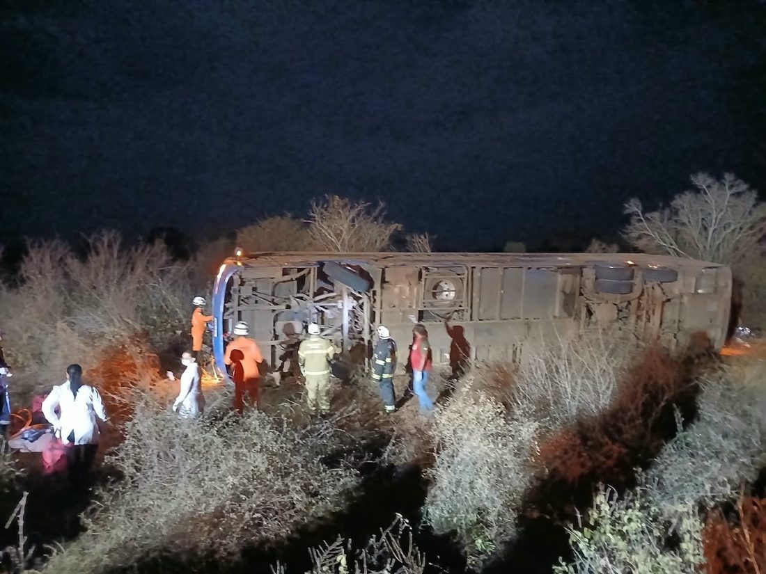 Acidente com ônibus da Real Maia deixa 8 mortos e 12 feridos na BR-122, próximo a Iraquara (Bahia)