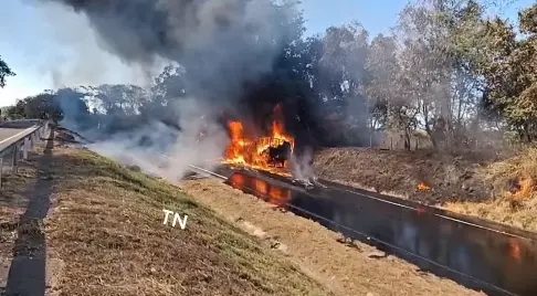 Incêndio destrói caminhão carregado com petróleo na BR-153, em Professor Jamil