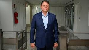 Tarcísio de Freitas admite possibilidade de candidatura ao Planalto em 2030 e destaca expressão que complica seus planos