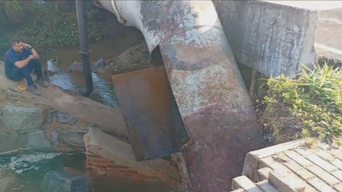 Tubulação da Compesa estoura na BR-101 e deixa bairros de quatro cidades sem água