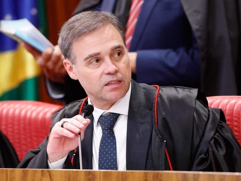Mendonça decide que Lula e Flávio Bolsonaro podem abrir sigilos por iniciativa própria
