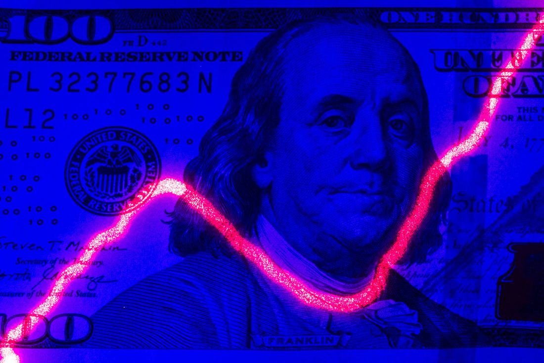 Dólar inicia a sessão em baixa com queda do petróleo e atenção ao cenário eleitoral