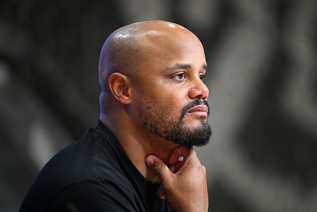 Técnico do Bayern de Munique, Vincent Kompany, desmaia durante treino e é levado ao hospital