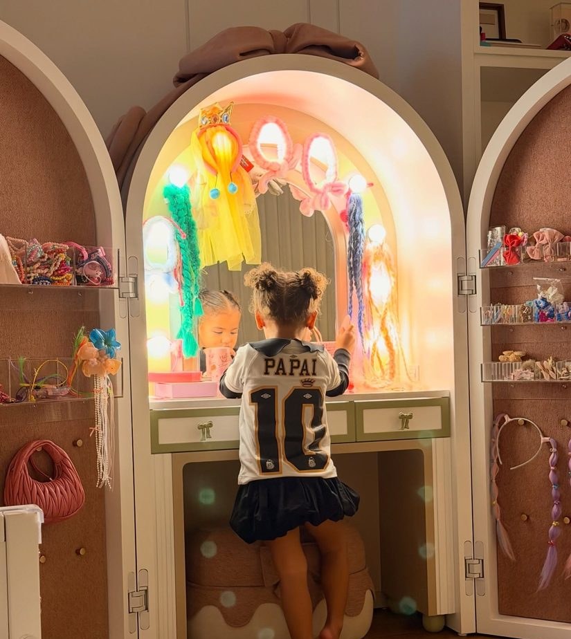 Mavie desfila em blusa do pai Neymar e encanta a web em álbum de Bruna Biancardi
