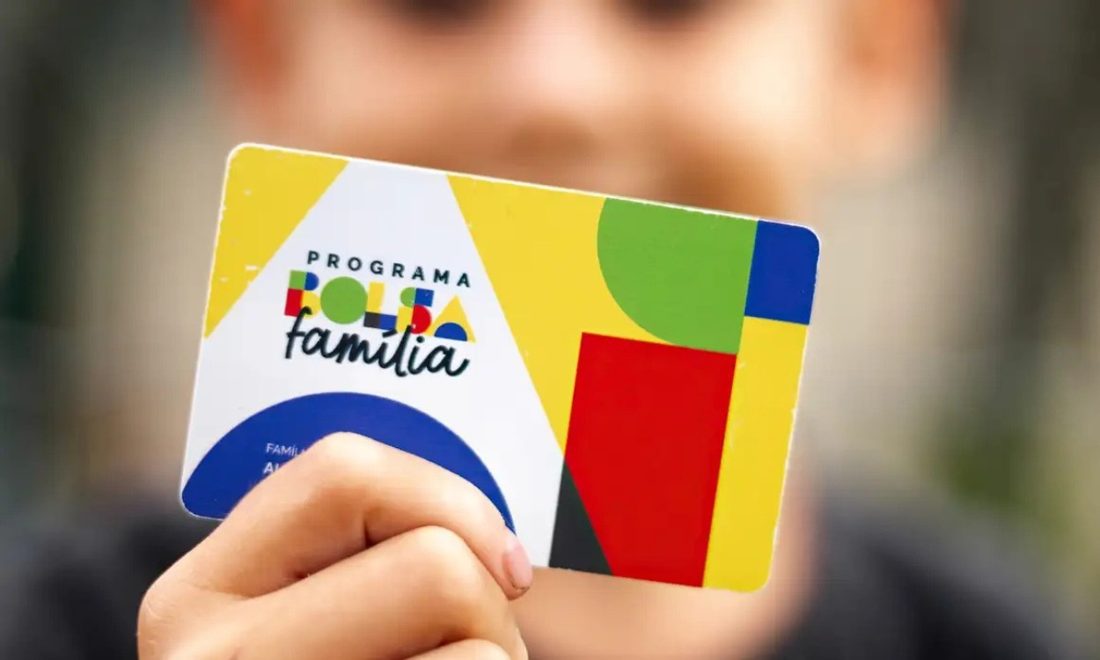Bolsa Família e as propostas de Lula e Flávio Bolsonaro na reta final da eleição