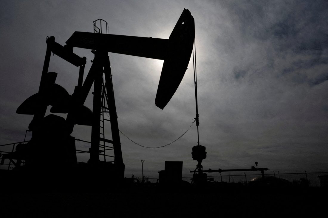 Petróleo fecha sem direção única com avanço nas negociações sobre a Ucrânia e tensão no Estreito de Ormuz