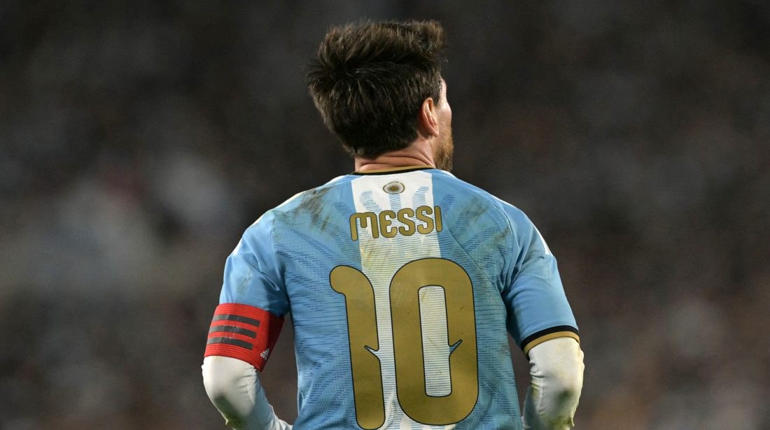 Detalhe em forma de chifres na camisa de Messi alimenta teoria de mensagem “GOAT” na despedida da Argentina