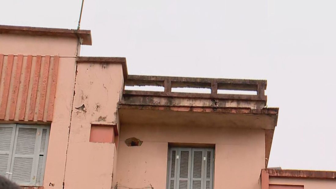 Menino de 10 anos cai do 4º andar em Santa Maria e mãe e padrasto são presos por tráfico de drogas