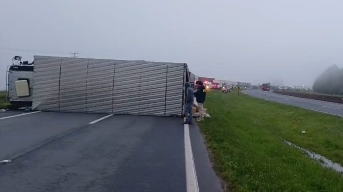 Caminhão capota ao desviar de carro na contramão e bloqueia BR-376 em Ponta Grossa
