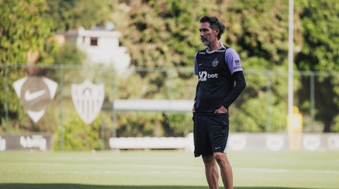 Atlético-MG entra em campo contra o Bragantino com quase todo o elenco indisponível; meia Victor Hugo retorna