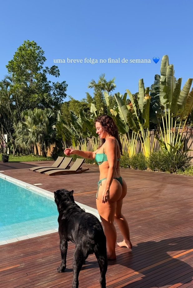 Paolla Oliveira curte sol de domingo em biquíni verde e renova bronzeado