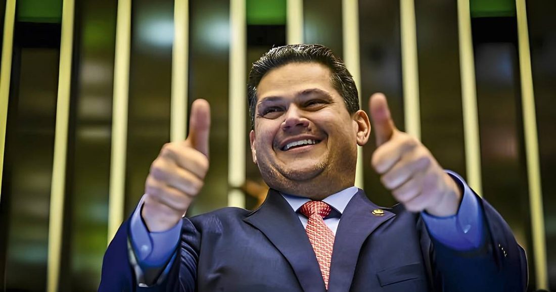 Mensagens revelam amizade e trocas de favores entre Davi Alcolumbre e Daniel Vorcaro