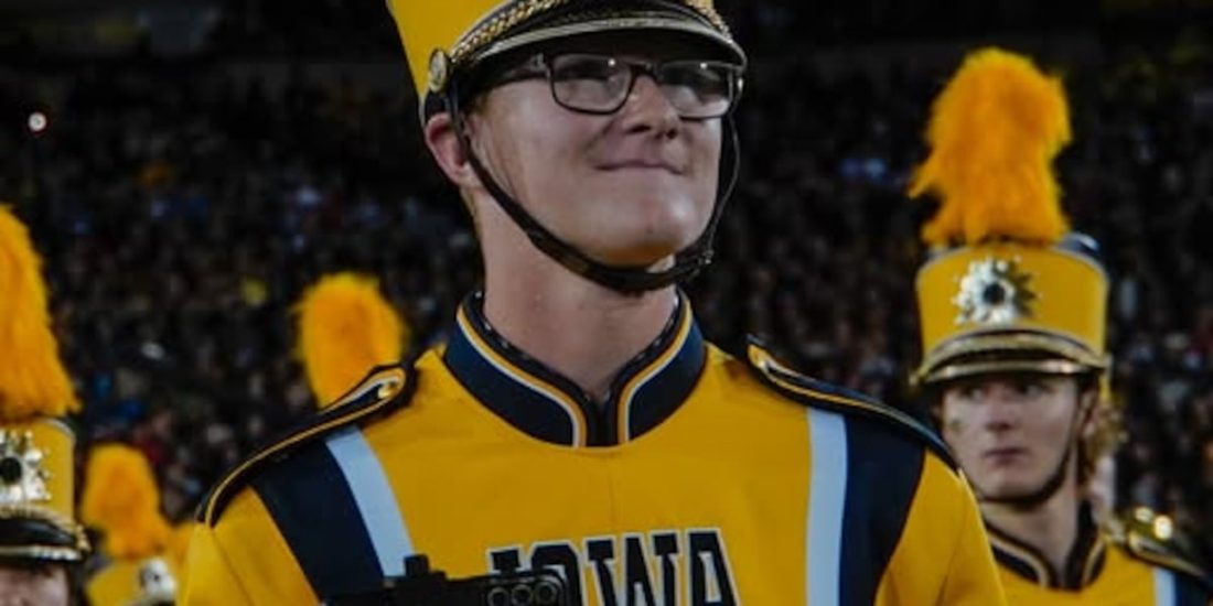 Membro da banda da Universidade de Iowa morre após colapso por calor em jogo de futebol