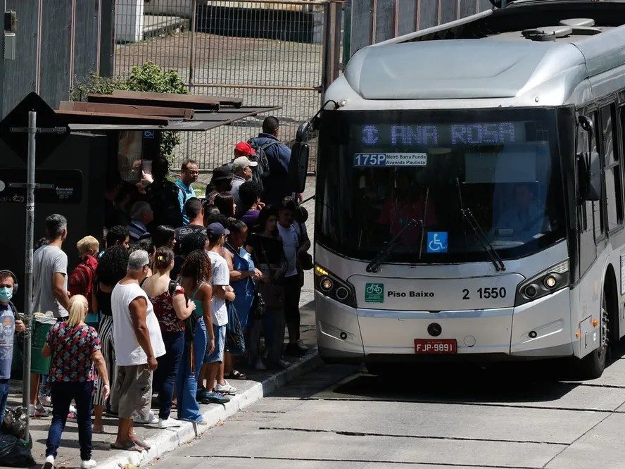 Justiça determina frota total de ônibus em SP no domingo de eleição e campanha de Lula pede apuração ao TRE-SP