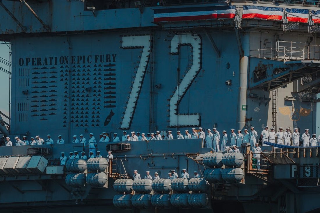 Marinheiro que saltou do porta-aviões USS Abraham Lincoln após 255 dias de serviço é dispensado sob acusação de simular crise de saúde mental