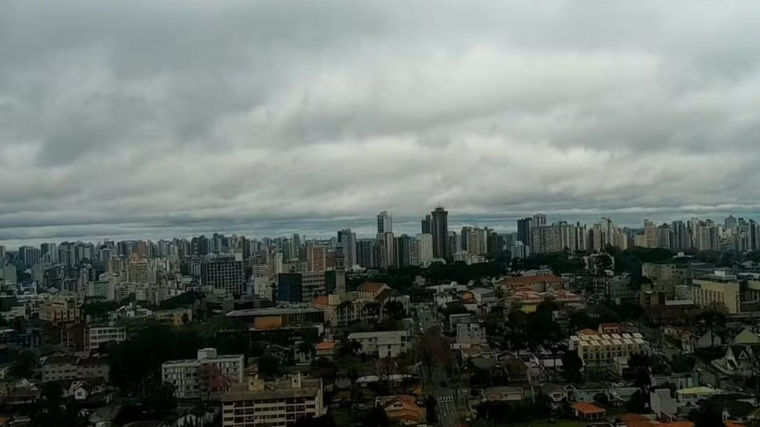 Paraná enfrenta calor intenso e alerta de onda de calor após domingo com quase 40°C; chuva prevista para a semana