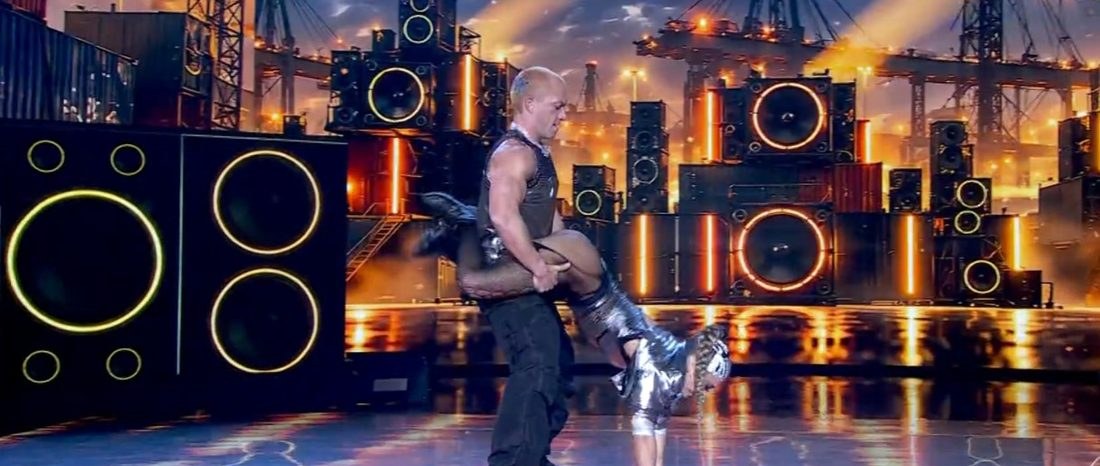 Bruna Griphao leva personagem de Jogada de Risco ao palco do Dança dos Famosos em dia de funk