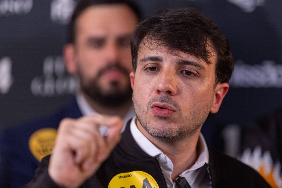 Renan Santos modula discurso e interage com "esquerdistas" como contraponto a Flávio