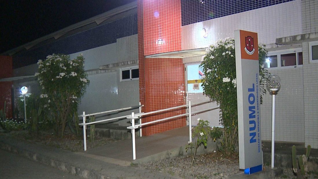Corpos das vítimas de acidente entre van e caminhonete na BR-230, na Paraíba, começam a ser liberados pelo IPC