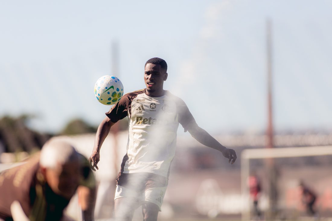 Evertton Araújo tem lesão no adutor e fica fora do Flamengo
