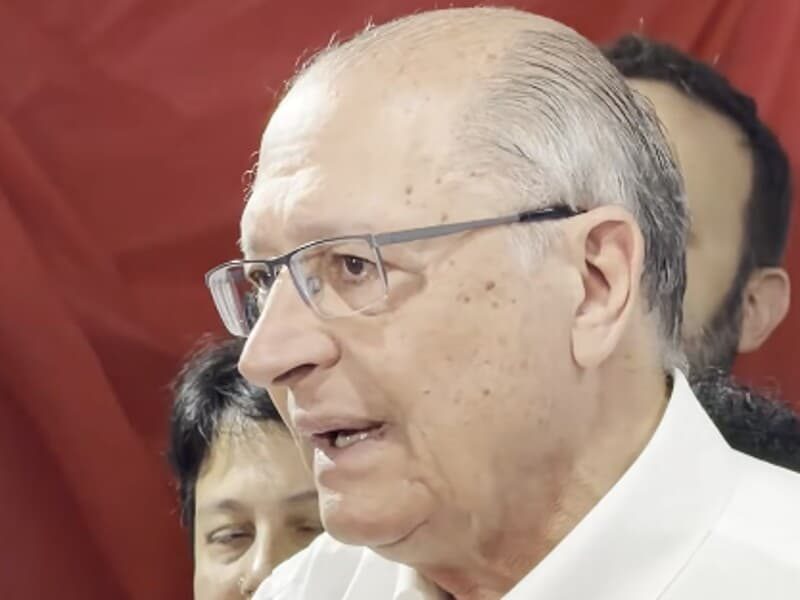 Alckmin cobra fim de sigilo de Flávio Bolsonaro e questiona R$ 134 milhões