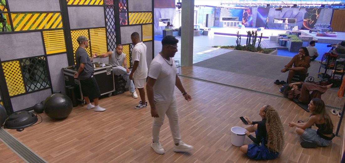 Uel e Dan Ferrera trocam farpas durante ensaio do primeiro Festival do Estrelas da Casa