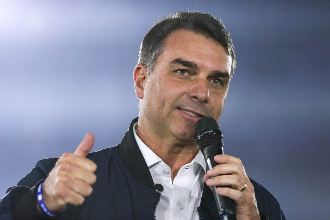 Flávio Bolsonaro destinou emenda de quase R$ 200 mil a miliciano condenado no caso Marielle; mensagens revelam negociação