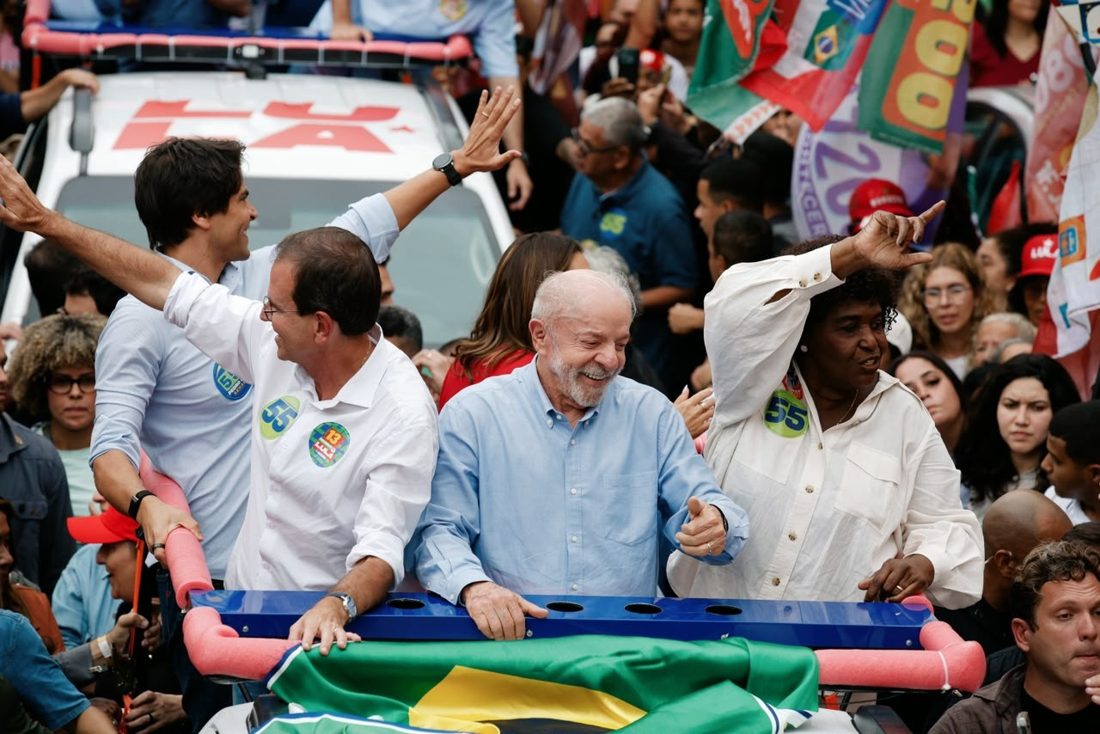 Lula faz campanha em São Gonçalo ao lado de Eduardo Paes enquanto Flávio Bolsonaro lidera pesquisas no Rio