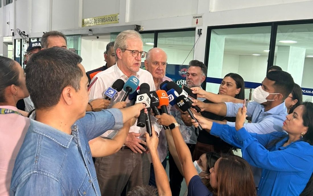 Ministro afirma que queimadas no Amazonas são "mais graves do que imaginava" após sobrevoo da comitiva federal