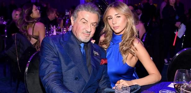 Stallone reage com ironia a críticas por escalar a filha em sua série: 'Claro que é nepotismo'